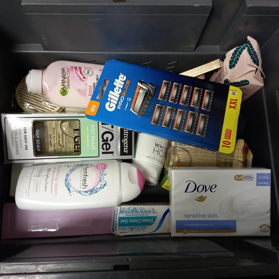 BOX OF APPROXIMATELY 20 COSMETIC ITEMS TO INCLUDE - DOVE SOAP - GILLETTE BLADES  - FEM FRESH FEMININE WASH - ETC 