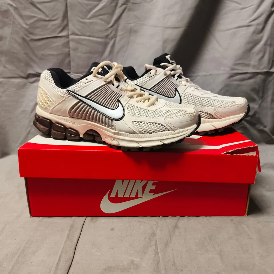 BOXED PAIR OF NIKE WOMEN'S ZOOM VOMERO 5 TRAINERS IN OFF WHITE SIZE UK 5.5