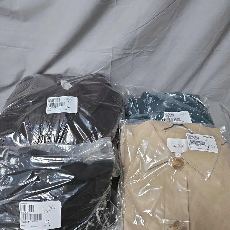 APPROXIMATELY 15 ASSORTED CLOTHING ITEMS IN VARIOUS STYLES, SIZES & COLOURS