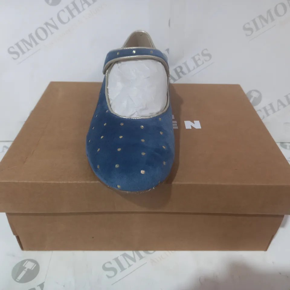 BOXED PAIR OF MINI BODEN VELVET MARY JANES KIDS SHOES IN BLUE EU SIZE 33