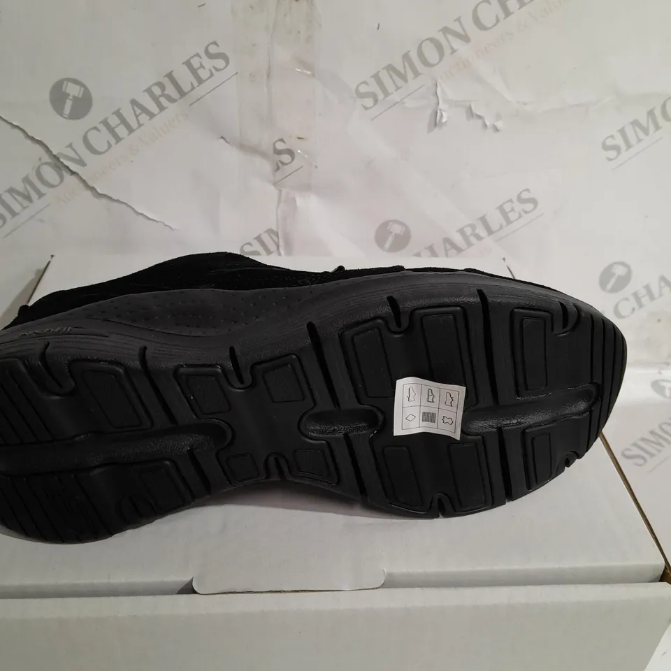 PAIR OF SKECHERS ARCH FIT TRAINERS BLACK UK SIZE 5