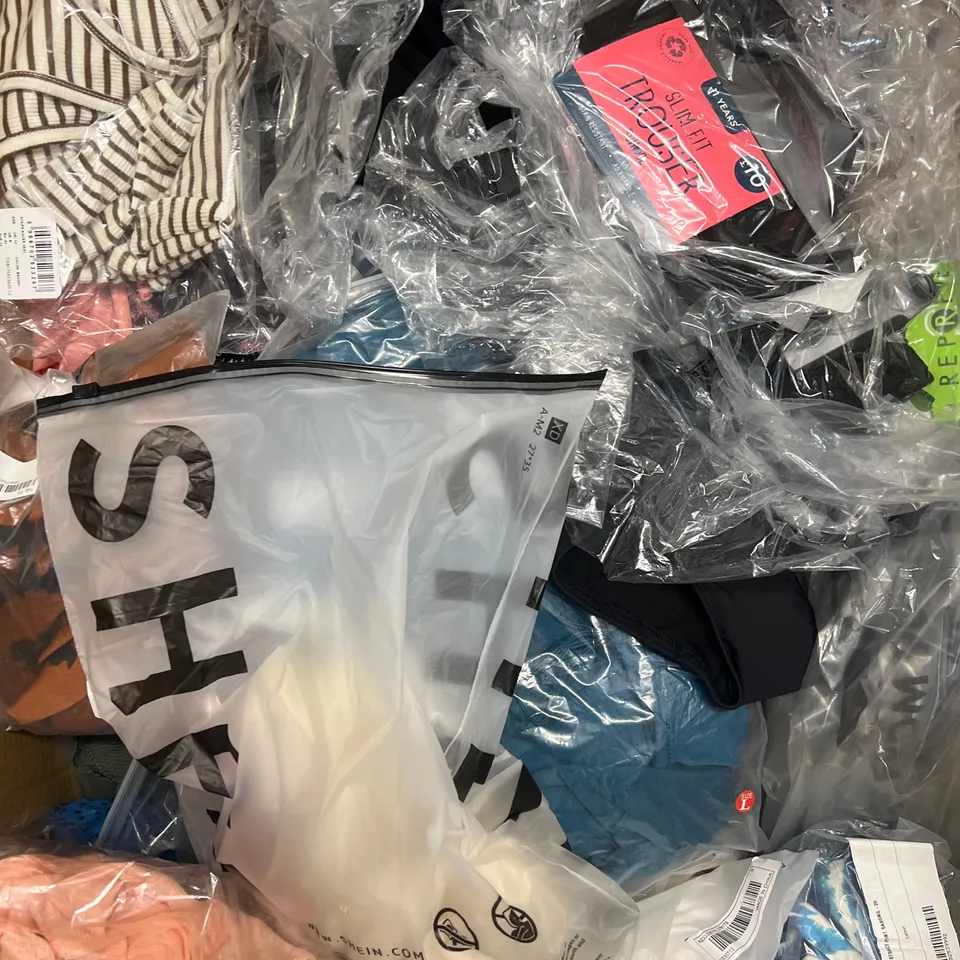 LARGE BOX OF ASSORTED BAGGED AND UNBAGGED CLOTHING TO INCLUDE H&M, SHEIN & IN THE STYLE