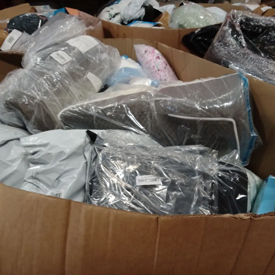 PALLET CONTAINING A LARGE QUANTITY OF PILLOWS