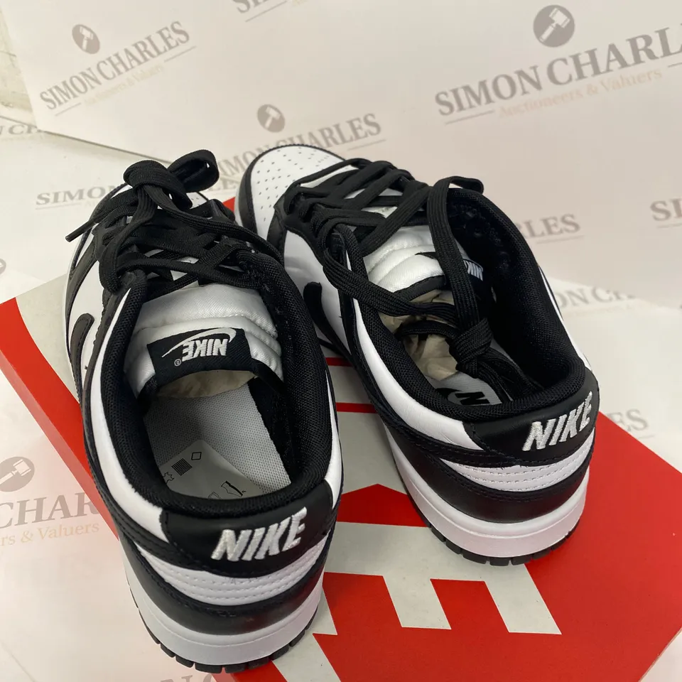 BOXED PAIR OF NIKE DUNK LOW RETRO BLACK/WHITE TRAINERS SIZE 6