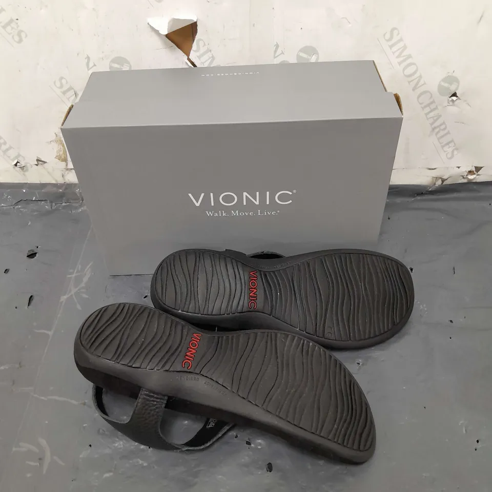 BOXED PAIR OF VIONIC BLACK SANDALS IN SIZE 7