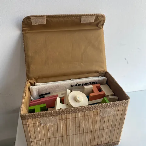 LUCOTOYS PLAY SET WITH TUB