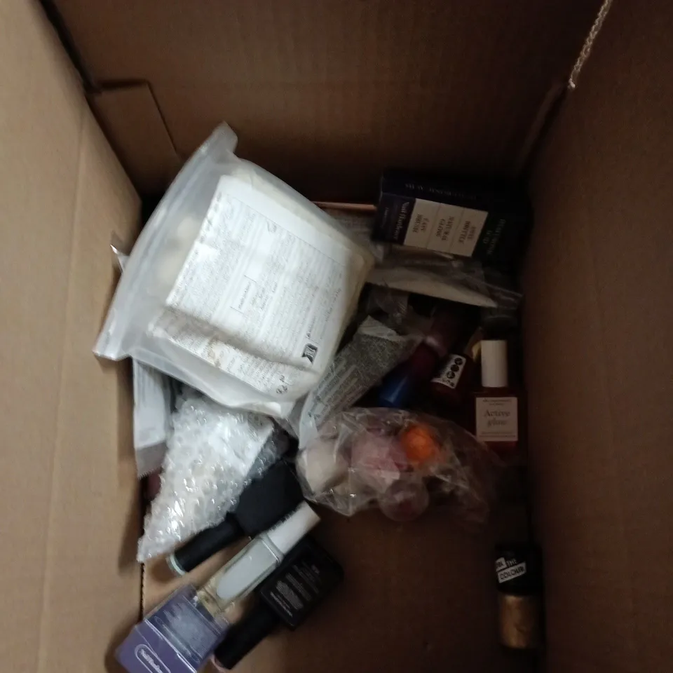 APPROXIMATELY 20 BOTTLES OF NAIL VARNISH TO INCLUDE ESSIE, GELLESSE AND ASHE