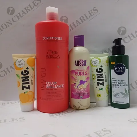 BOX OF APPROX 20 ASSORTED HEALTH AND BEAUTY ITEMS TO INCLUDE - AUSSI BOUNCY EURLS SHAMPOO - WELLA COLOR BRILLIANCE - ZING TOOTHPASTE ECT