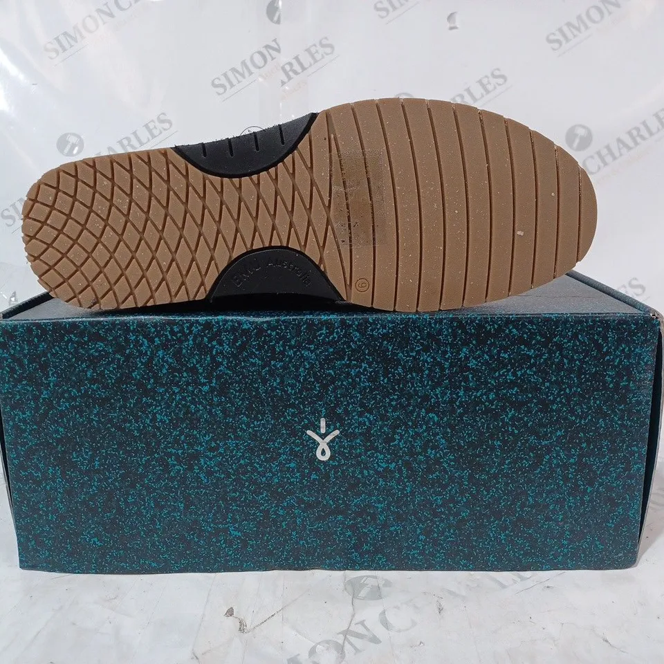 BOXED PAIR OF EMU AUSTRALIA FAUX SUEDE BOOTS IN BLACK - UK 7