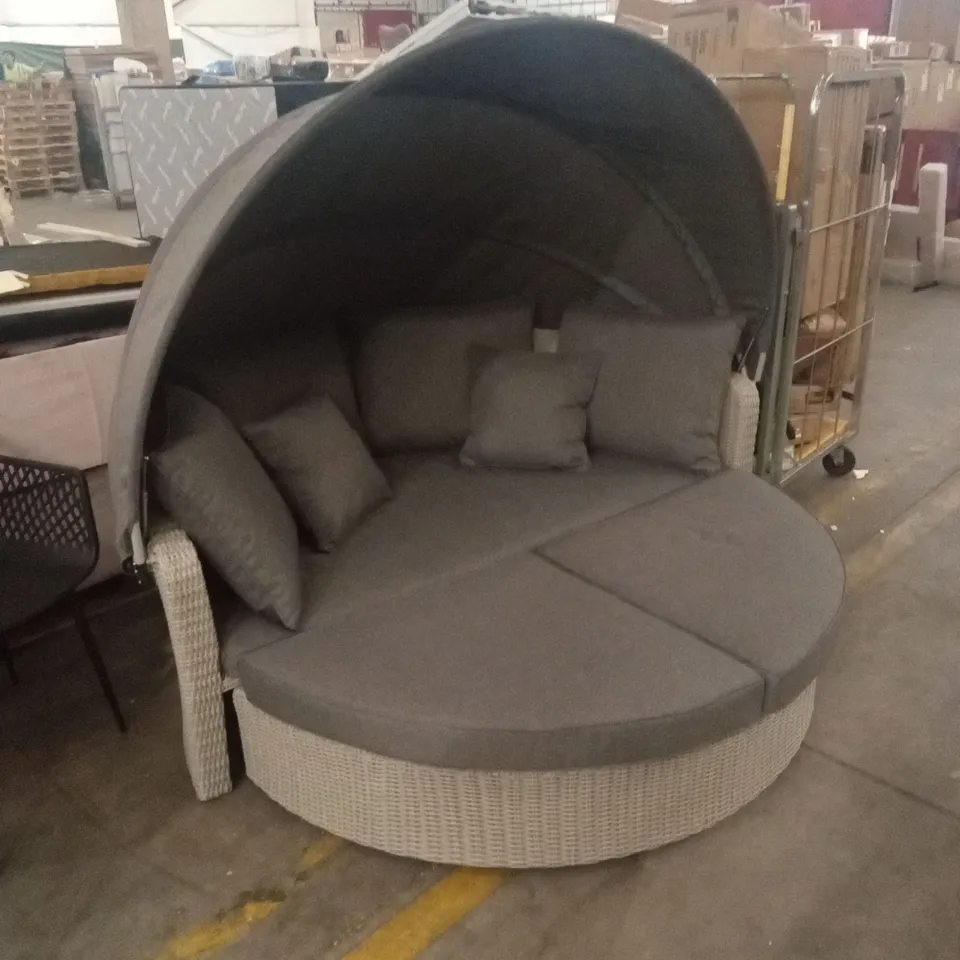 AARJU WICKER GARDEN DAYBED WITH CUSHIONS