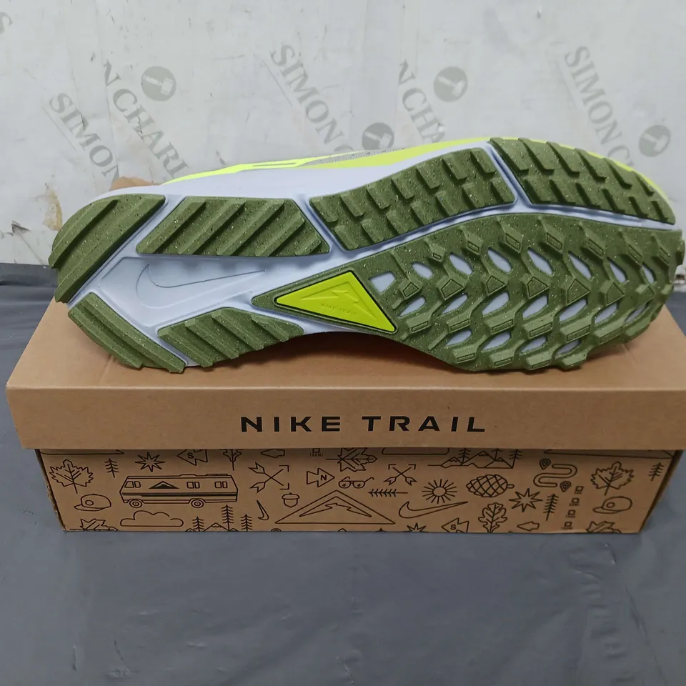 BOXED PAIR OF NIKE REACT PEGASUS TRAIL 4 TRAINERS SIZE 10