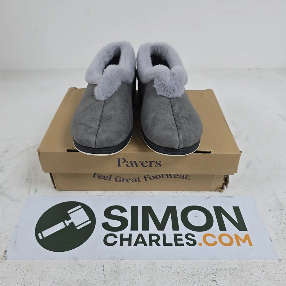 BOXED PAIR OF PAVERS SLIPPERS IN GREY - UK 6