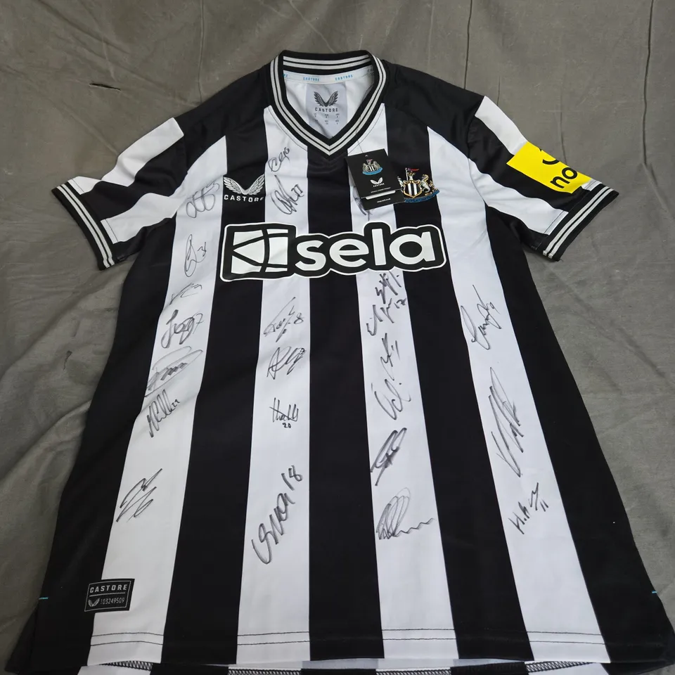 CASTORE NEWCASTLE FC SIGNED HOME FOOTBALL JERSEY IN BLACK/WHITE SIZE S