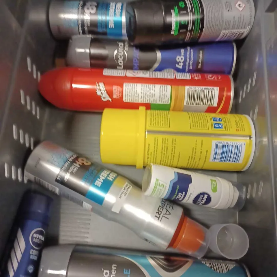 APPROXIMATELY 15 ASSORTED AEROSOLS TO INCLUDE - L'OREAL MENS ANTI-PERSPIRANT - SUNDAE WHIPPED SHOWER FOAM - SCHOLL SHOE SPRAY - COLLECTION ONLY