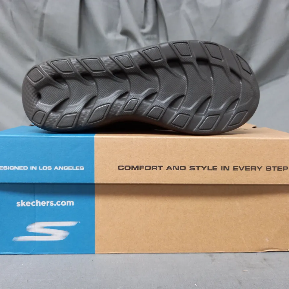 BOXED PAIR OF SKECHERS SHOES IN CHOCOLATE SIZE 4.5