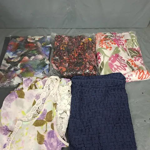 BOX OF APPROXIMATELY 5 ASSORTED CLOTHING AND FASHION ITEMS - VARIOUS COLOURS, SIZES AND STYLES
