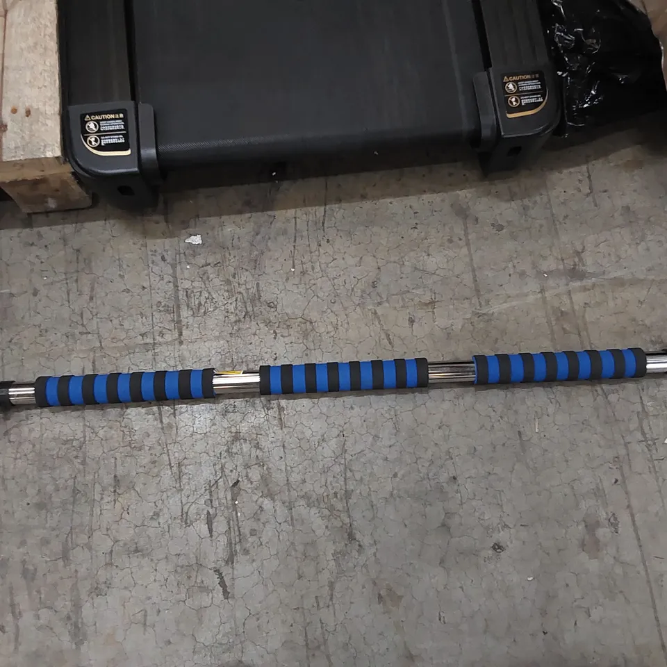 PULL UP BAR WITH PADDED GRIPS (1 ITEM)