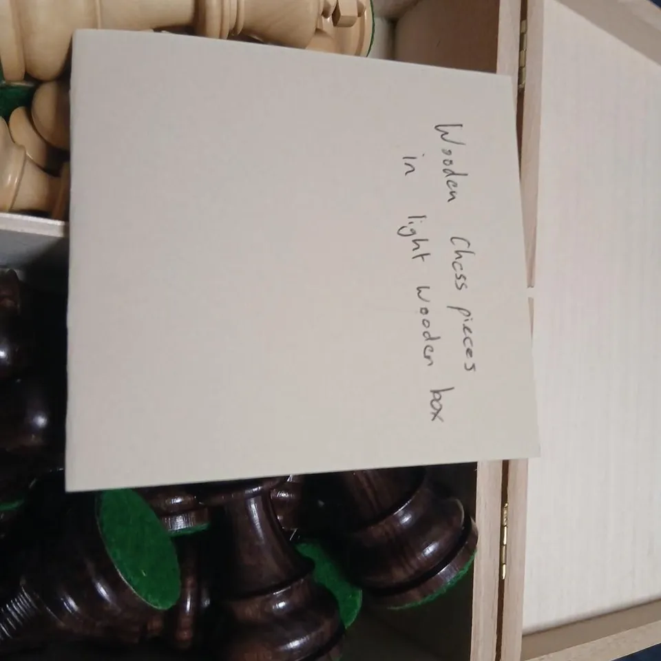 WOODEN CHESS PIECES IN LIGHT WOOD BOX – TWO-TONE SET