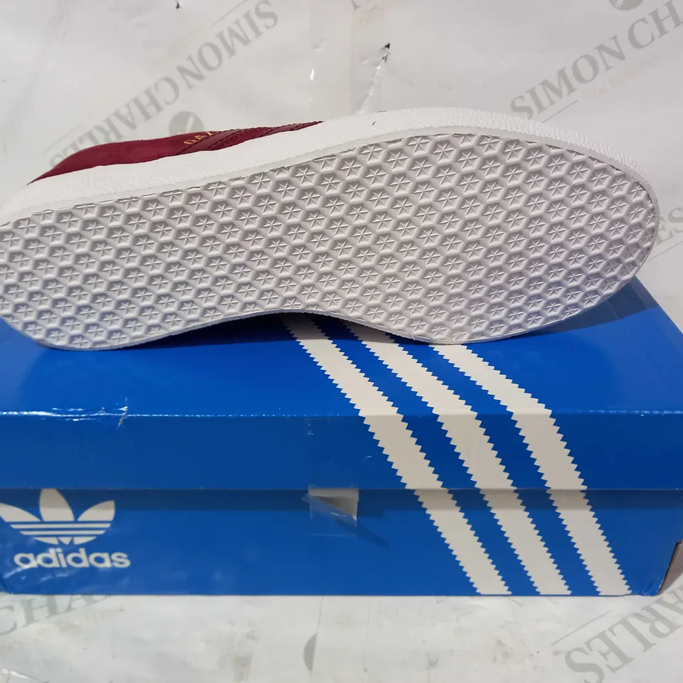 BOXED PAIR OF ADIDAS GAZELLE TRAINERS IN BURGUNDY UK SIZE 7.5