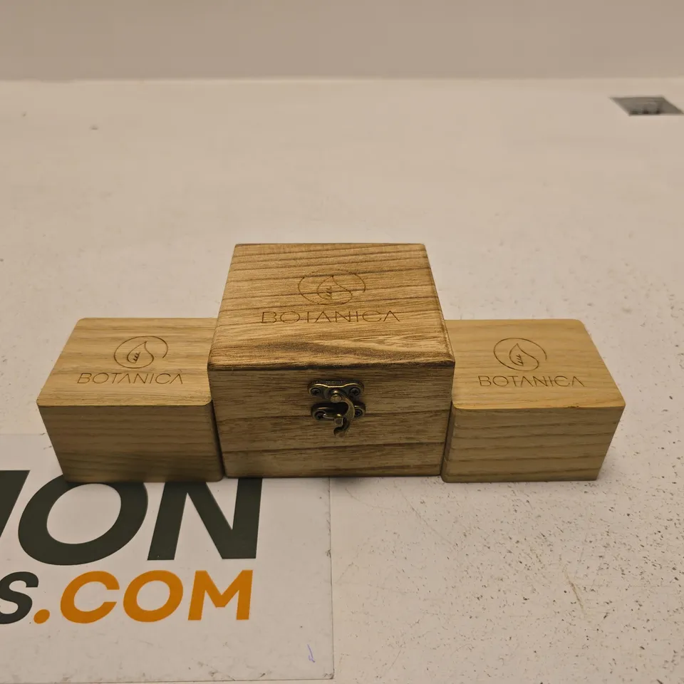 SET OF 3 BOTANICA JEWELLERY ITEMS: BRACELET + 2 RINGS IN WOODEN BOXES