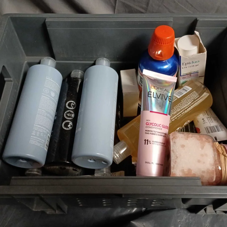 APPROXIMATELY 15 ASSORTED HEALTH & BEAUTY PRODUCTS TO INCLUDE SHAMPOOS, CONDITIONER AND BATH SALTS