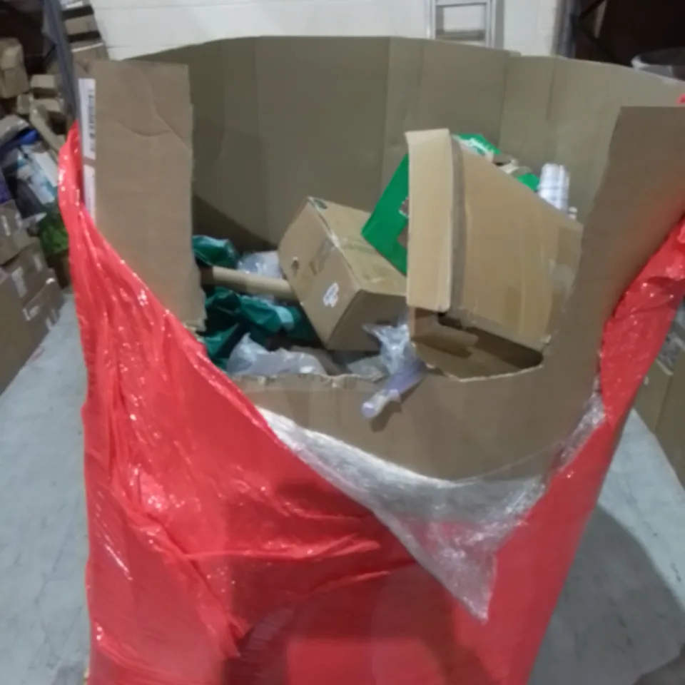 PALLET OF ASSORTED ITEMS TO INCLUDE: RAISED TOILET SEAT WITH LID, LARGE RUG, SUNNYFEEL UMBRELLA, OUTDOOR DOOR MAT ETC