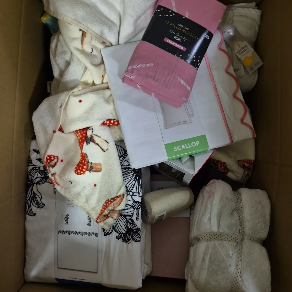 BOX OF APPROXIMATELY 10 ASSORTED BEDDING & SOFT FABRICS ITEMS TO INCLUDE - DUVET SETS - FITTED SHEETS - ETC