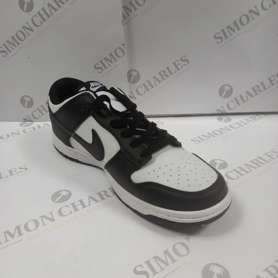 BOXED PAIR OF NIKE DD1391 PANDA DUNK LOW TRAINERS UK SIZE 9