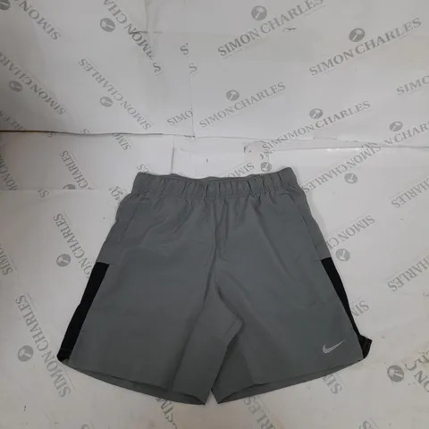 NIKE CHALLENGER CASUAL SHORTS SIZE M - KIDS