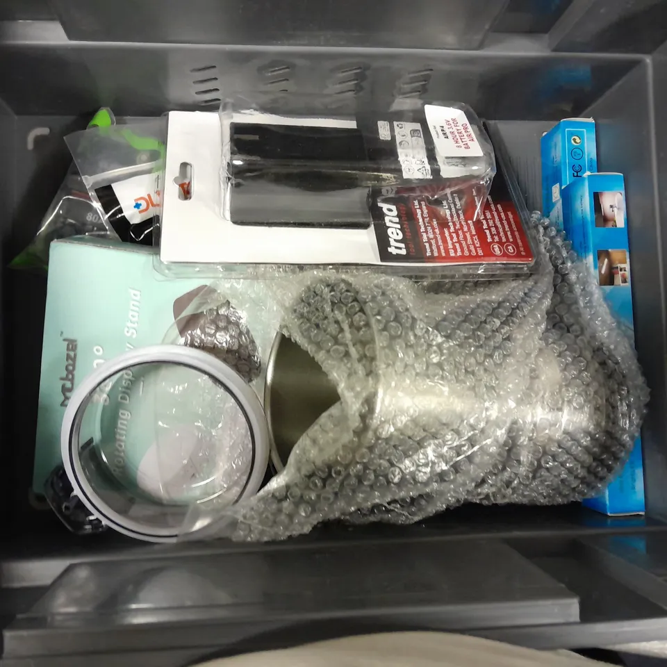 BOX OF ASSORTED ITEMS TO INCLUDE - SCALES - PC MOUSE - CARBON MONOXIDE ALARM 