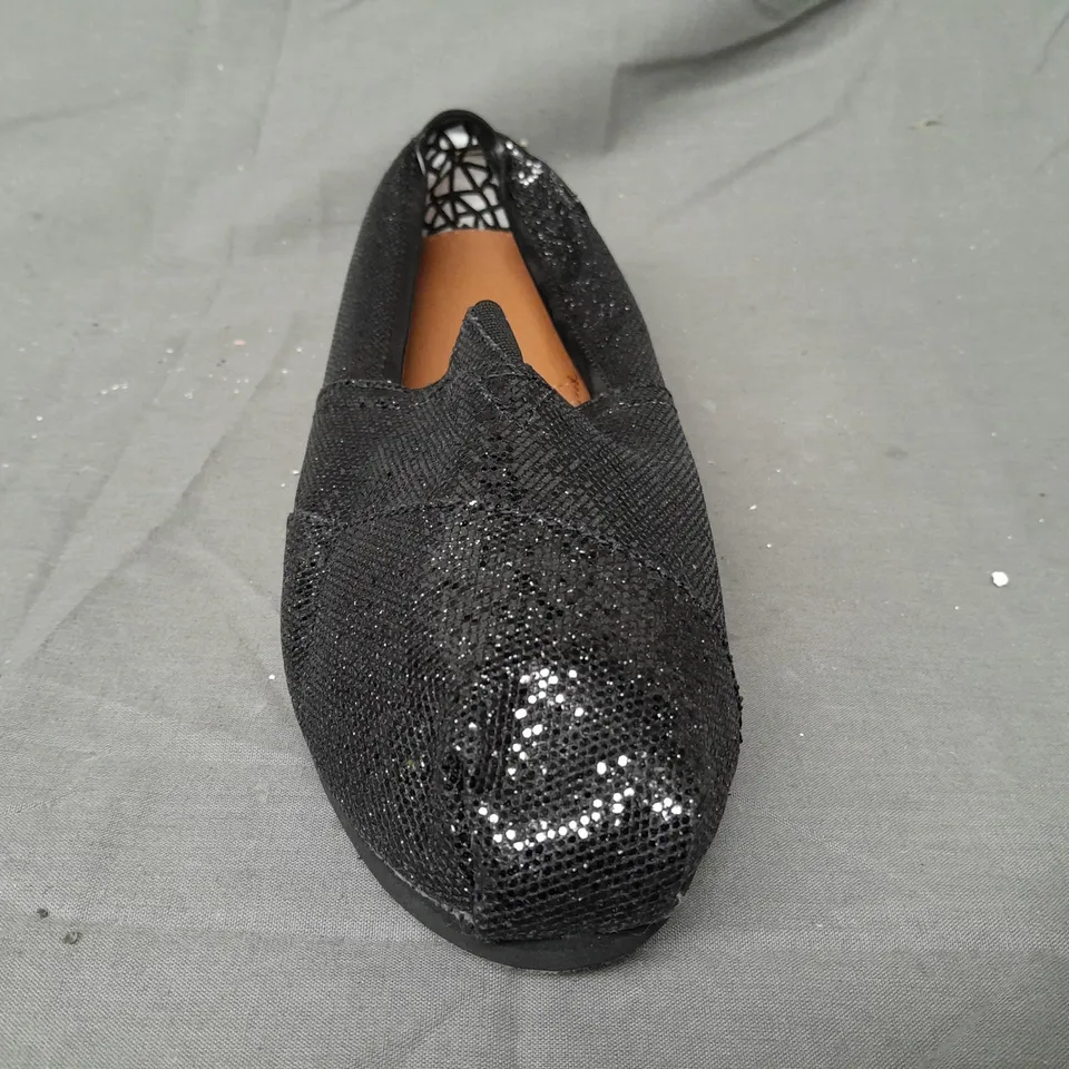 BOX OF APPROXIMATELY 15 BOXED PAIRS OF DESIGNER SLIP-ON SHOES IN BLACK W. GLITTER EFFECT - VARIOUS SIZES