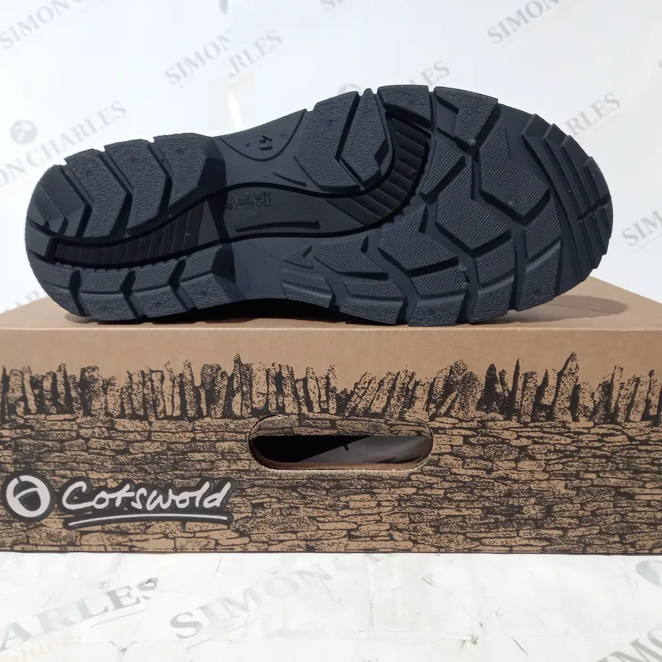 BOXED PAIR OF COTSWOLD KEMPSFORD BOOTS IN BLACK UK SIZE 7