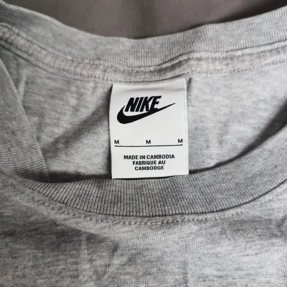 NIKE MEN'S COLOURBLOCK T-SHIRT – GREY WITH WHITE PANELS, SIZE M