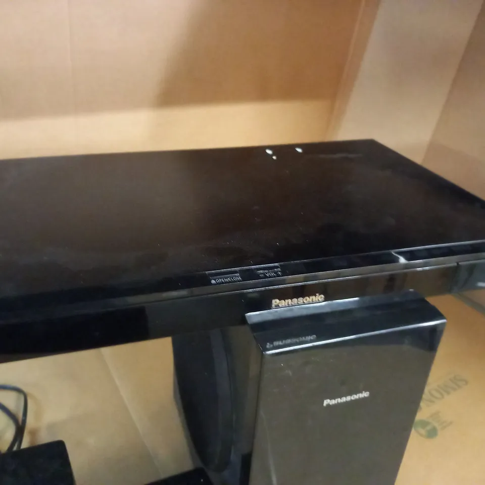 PANASONIC BLUERAY PLAYER AND SPEAKER SET
