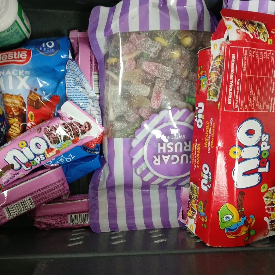 APPROXIMATELY 10 ASSORTED FOOD AND DRINK ITEMS TO INCLUDE KELLOGS, MILKYBAR CHOO, ETC