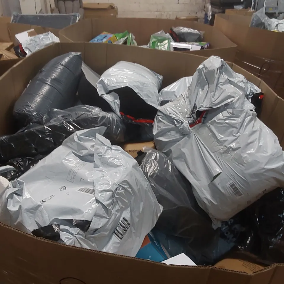 PALLET CONTAINING A VERY LARGE QUANTITY OF ASSORTED PILLOWS AND RELATED BEDDING/COMFORT PRODUCTS ECT