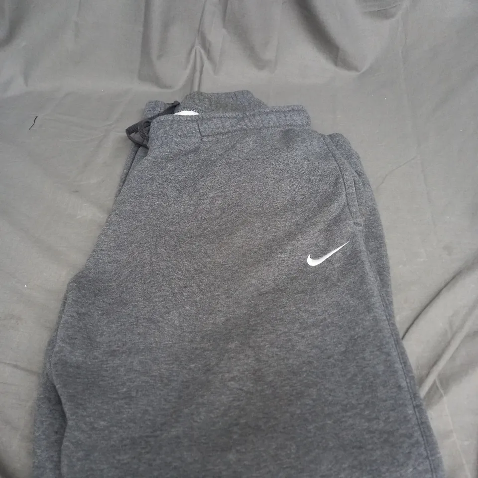NIKE LOGO FLEECED TRACKSUIT BOTTOMS SIZE XXL