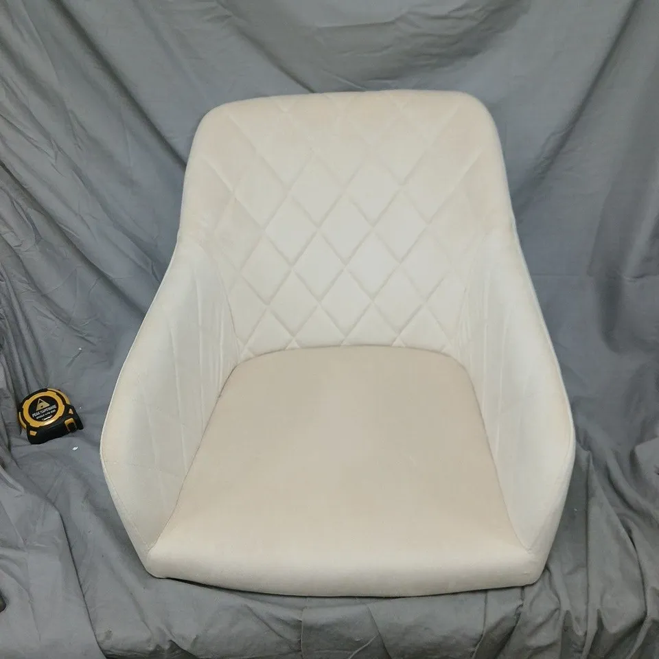 WHITE QUILTED BUCKET CHAIR – CHAIR WITH LEGS