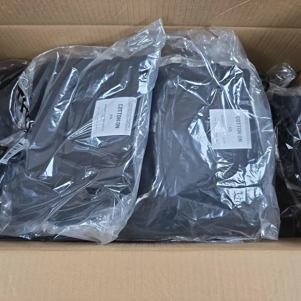 APPROXIMATELY 7 BAGGED BAGGY CUFFED TRACK PANTS IN BLACK - XS