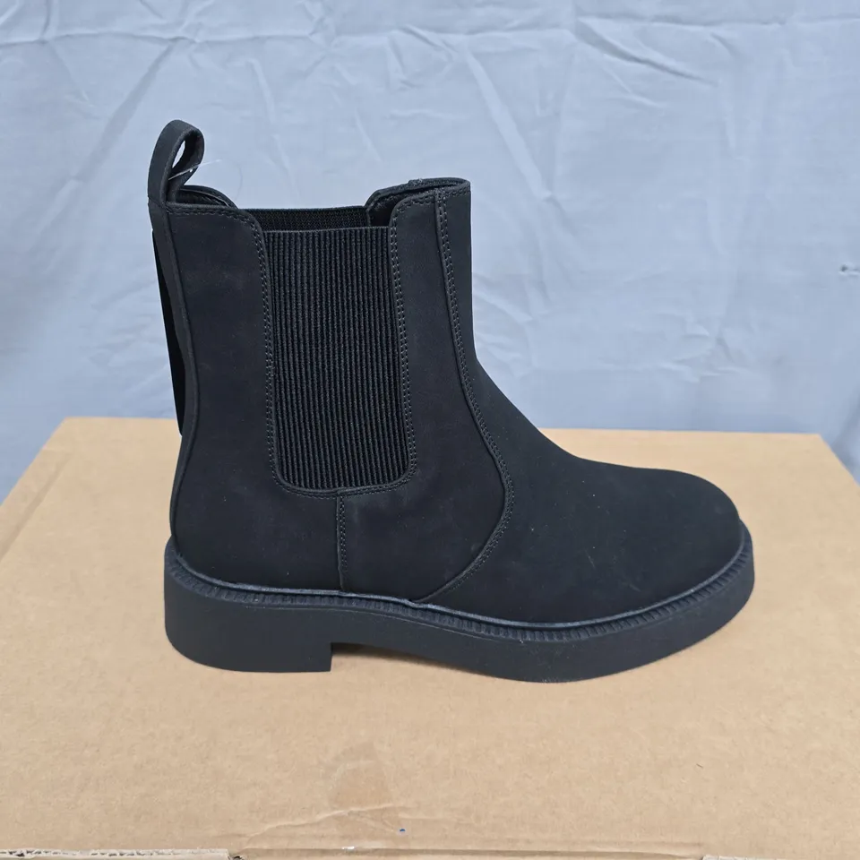 BOXED PAIR OF NEW LOOK WOMEN'S BLACK CHELSEA BOOTS - UK SIZE 7