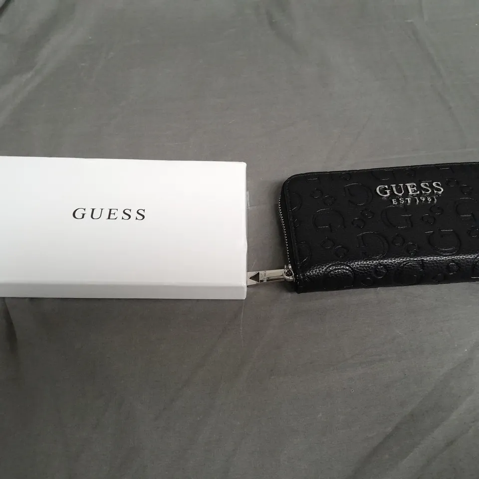 BOXED GUESS BLACK ZIP PURSE 