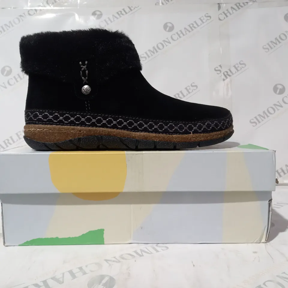 BOXED PAIR OF EARTH ORIGINS EMMALYN BLACK BOOTIES - SIZE 6