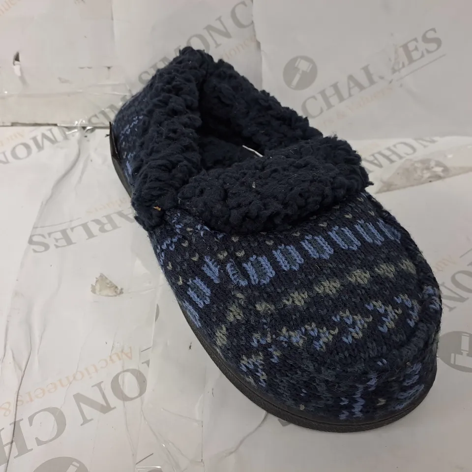 PAIR OF MUK LUKS ANAIS SLIPPERS IN NAVY/LIGHT BLUE - SIZE 9