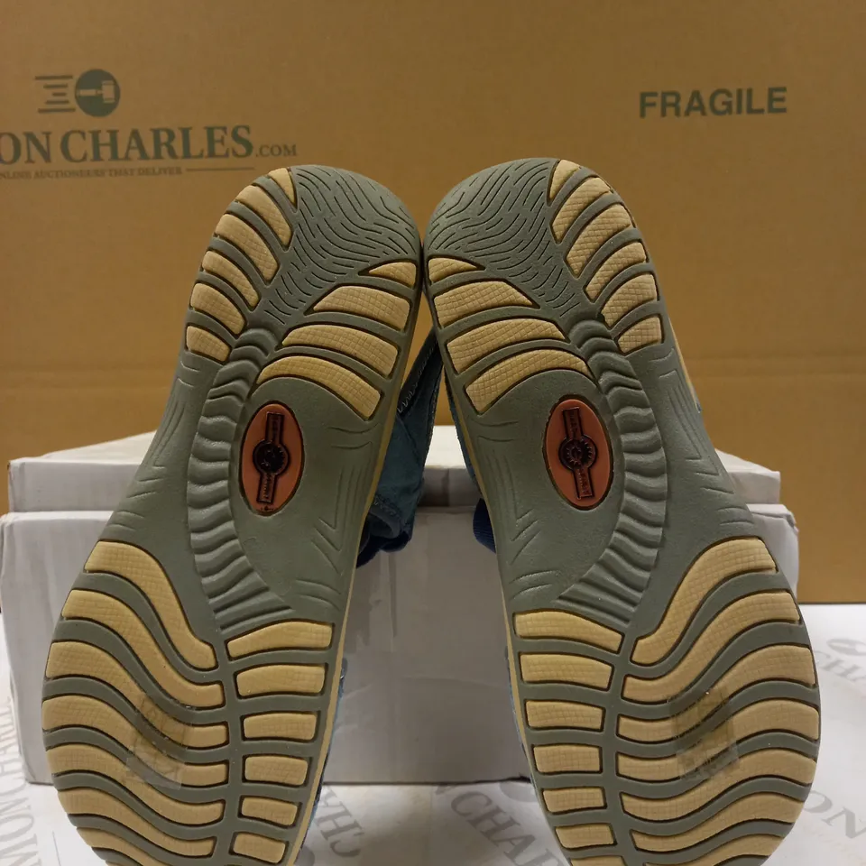 EARTH SPIRIT STRIP SANDAL SIZE 8
