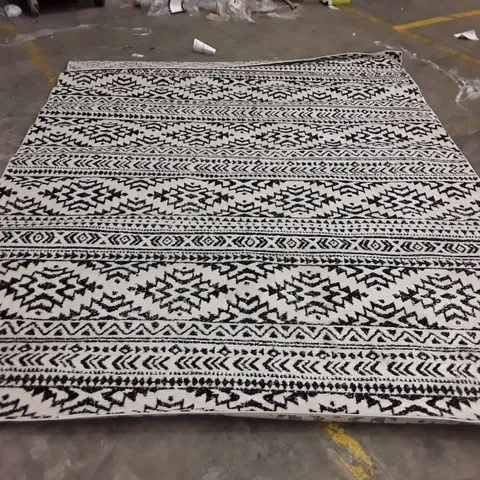 QUALITY DESIGNER AREA RUG 235X305CM APPROXIMATELY 
