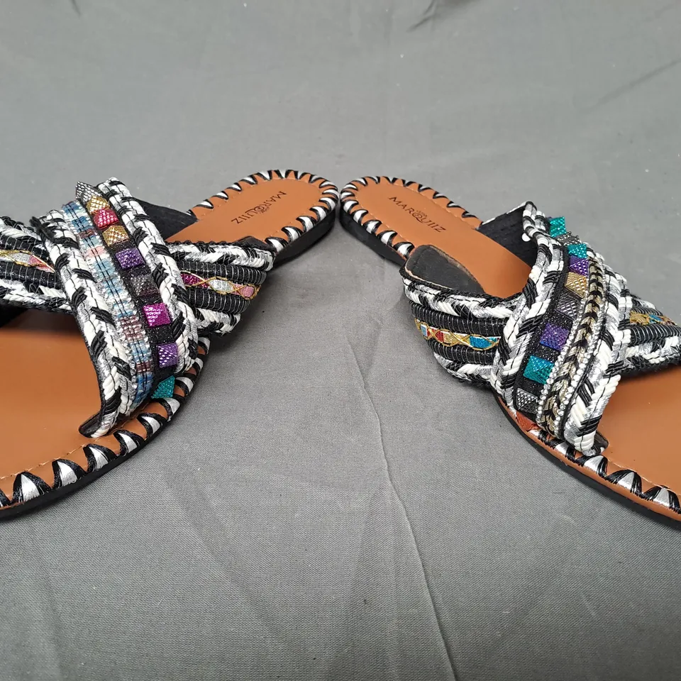 BOXED PAIR OF MARQUIIZ OPEN TOE CROSS-OVER FLAT SANDALS IN MULTICOLOUR W. STUDS EU SIZE 38