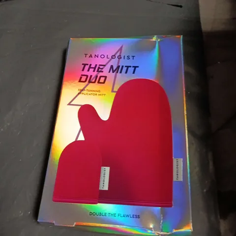 APPROXIMATELY 7 ASSORTED HEALTH AND BEAUTY ITEMS INCLUDING SELF TANNING MITT AND DR TALBOTS POSTPARTUM PERI BOTTLE 