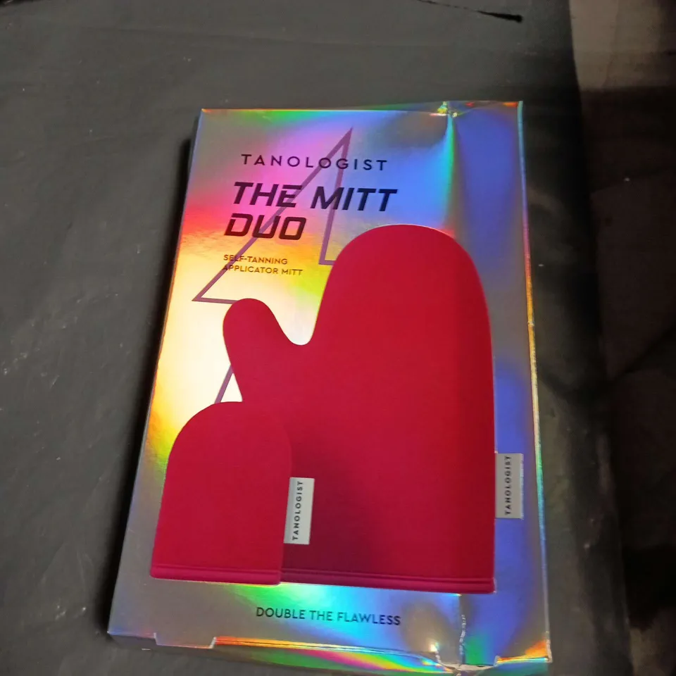 APPROXIMATELY 7 ASSORTED HEALTH AND BEAUTY ITEMS INCLUDING SELF TANNING MITT AND DR TALBOTS POSTPARTUM PERI BOTTLE 