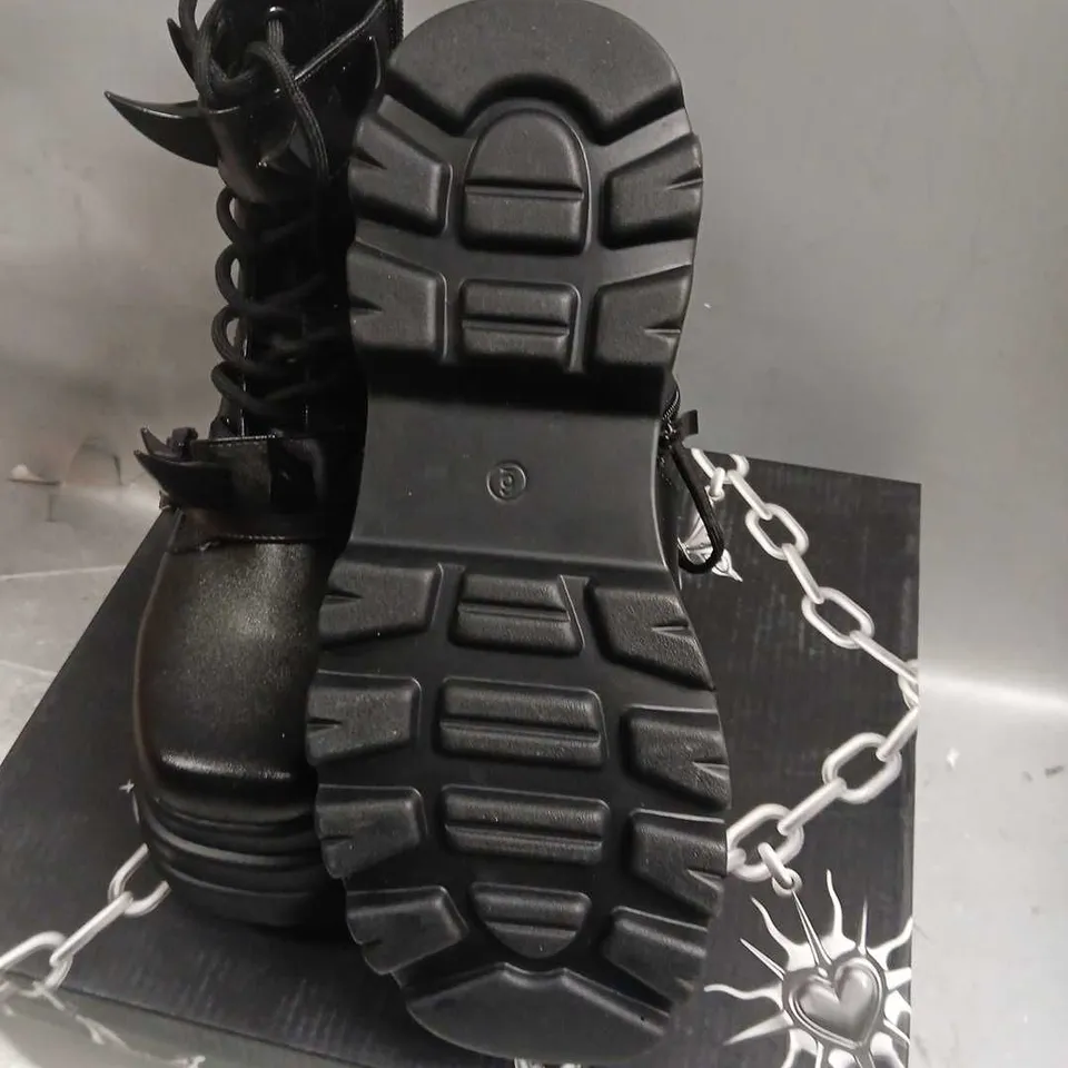 BOXED KOI SANTOKU TRIDENT SPIKE PLATFORM BOOTS BLACK SIZE 6