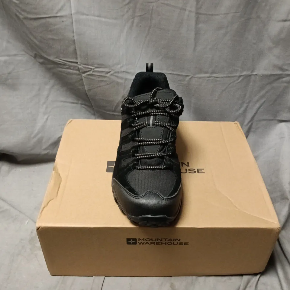 BOXED PAIR OF MOUNTAIN WAREHOUSE BELFOUR WOMENS WATERPROOF OUTDOOR WALKING SHOE IN BLACK - UK 7
